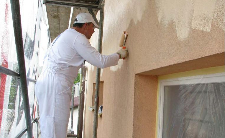 Malowanie elewacji (po całkowitym wyschnięciu gruntu, po 24-48 h) farbą zapobiegającą powstawaniu mikroorganizmów na powierzchni elewacji