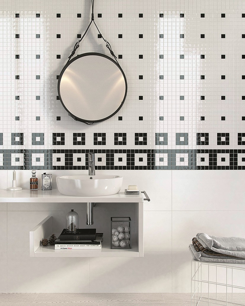 Delikatny biało-czarny wzór na ścianie w łazience