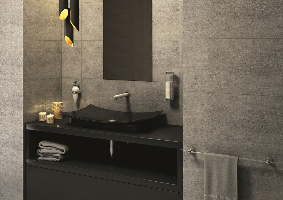 Płytki na ścianie imitujące surowy beton w łazience