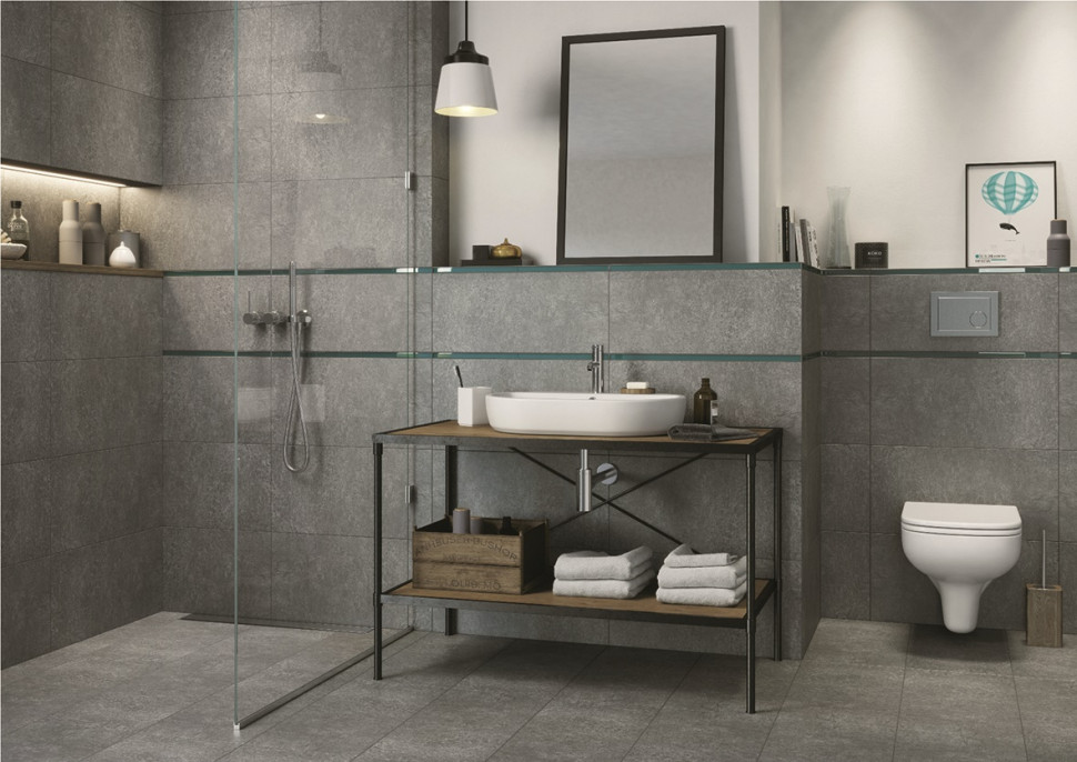 Aranżacja łazienki: płytki na ścianie imitujące surowy beton