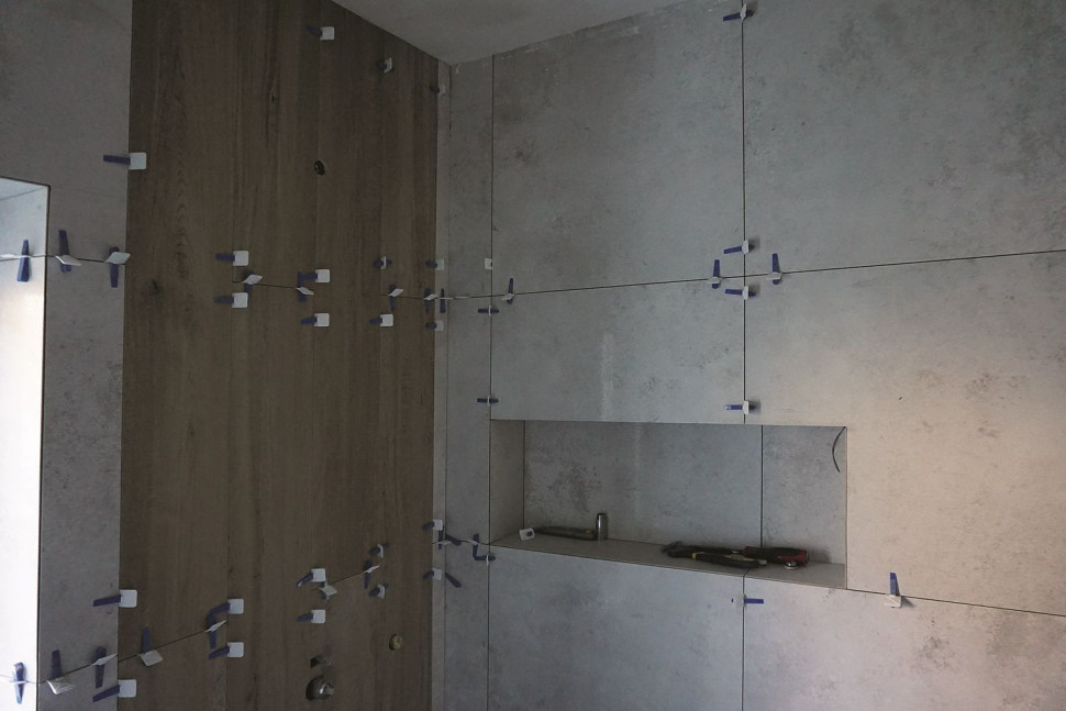 Krzyżyki dystansowe ułatwiają przyklejenie płytek z zachowaniem równych szerokości fug