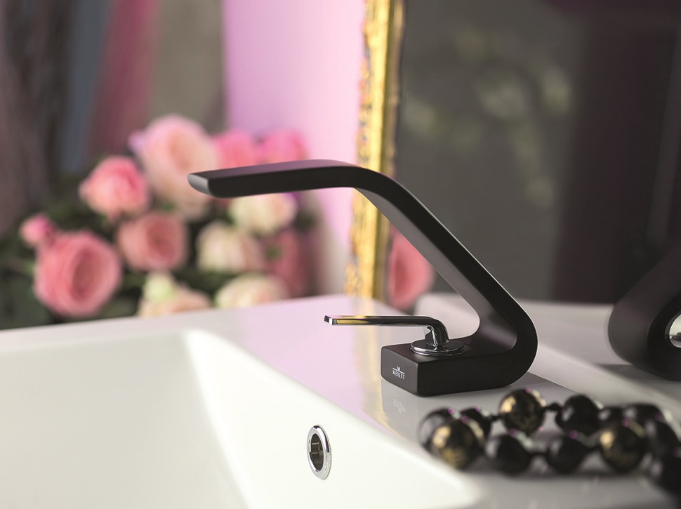 Czarna bateria umywalkowa w stylu nowoczesnym