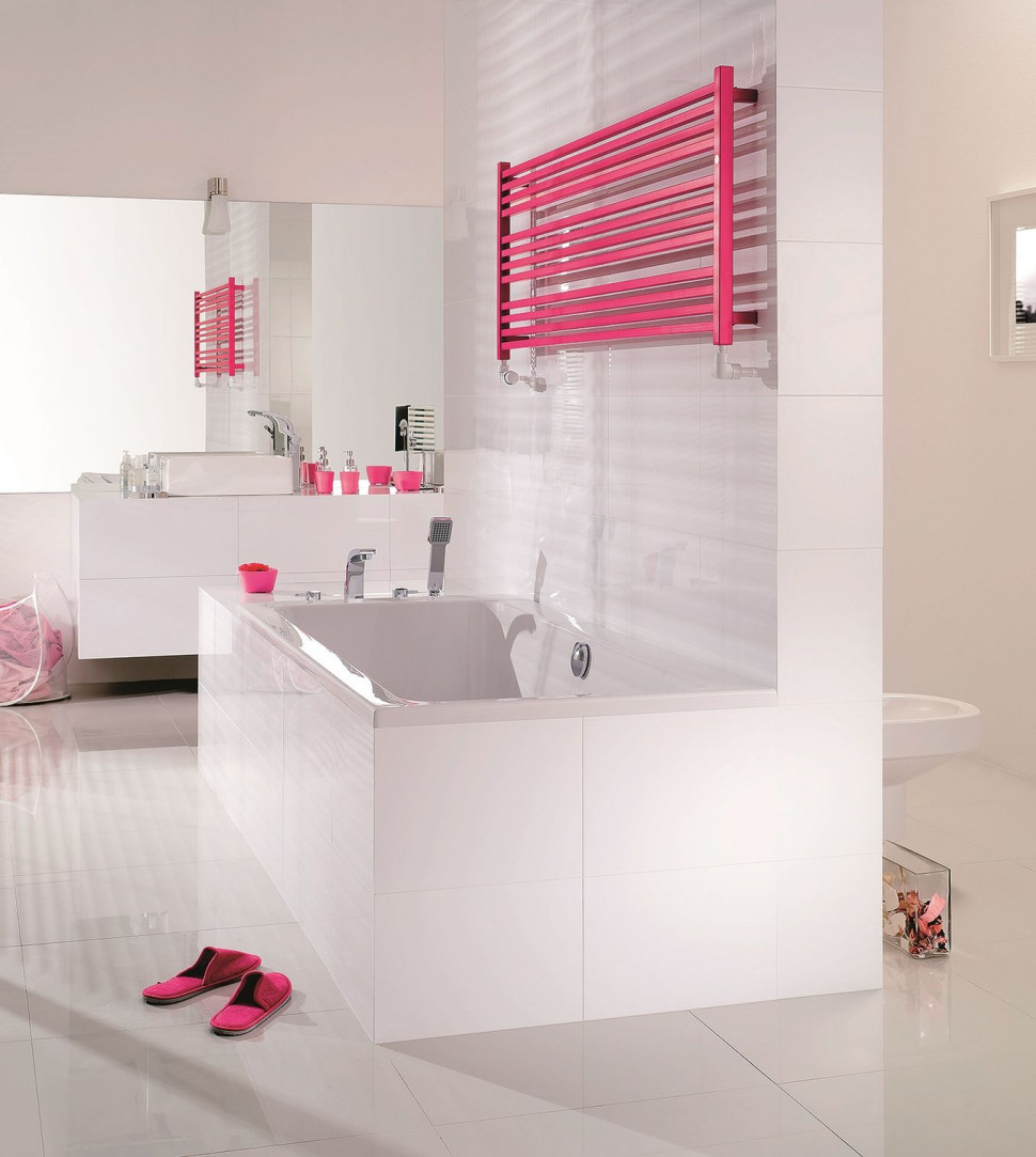 Grzejnik łazienkowy zawieszony nad wanną