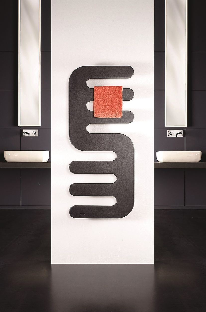 Grzejnik łazienkowy jako szerokie płaskie grafitowe grzebienie