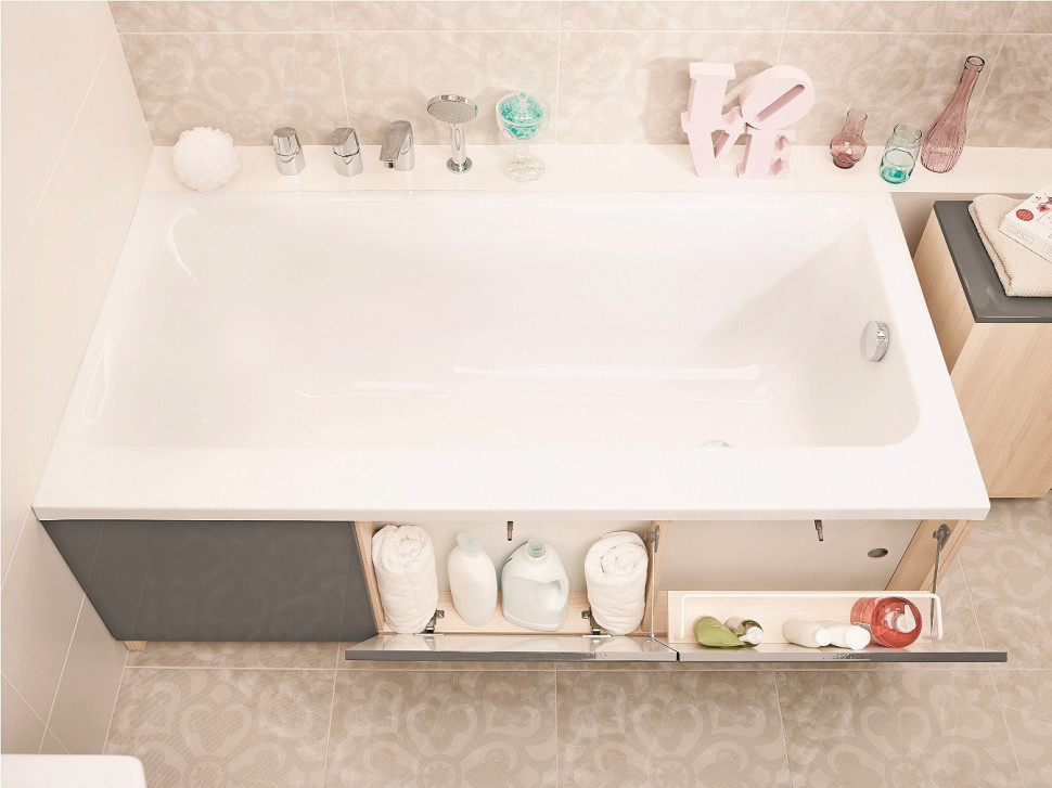 Niezbędne kosmetyki można schować też w zabudowie wanny