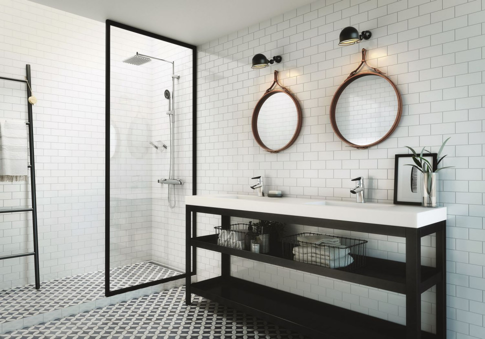 Kinkiety nad lustrem to podstawa łazienkowego oświetlenia