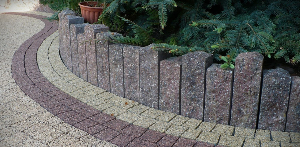Betonowa palisada imitująca kamień
