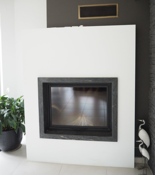 Wkład obudowano ognioodpornymi płytami g-k i granitem.