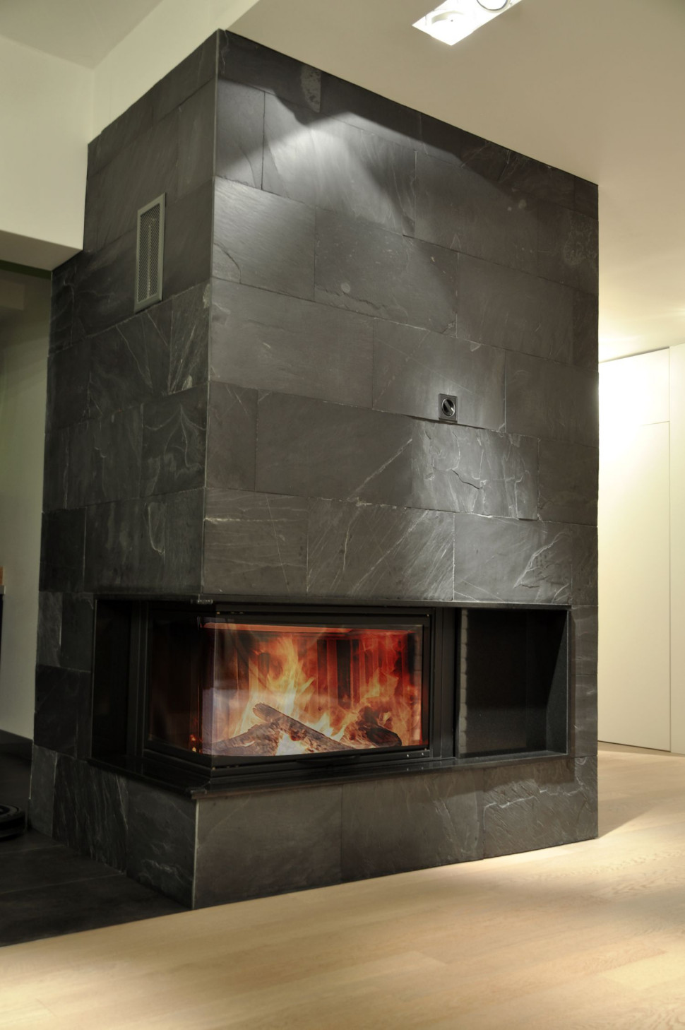 Obudowa kominka z grawitacyjnym rozprowadzeniem ciepła