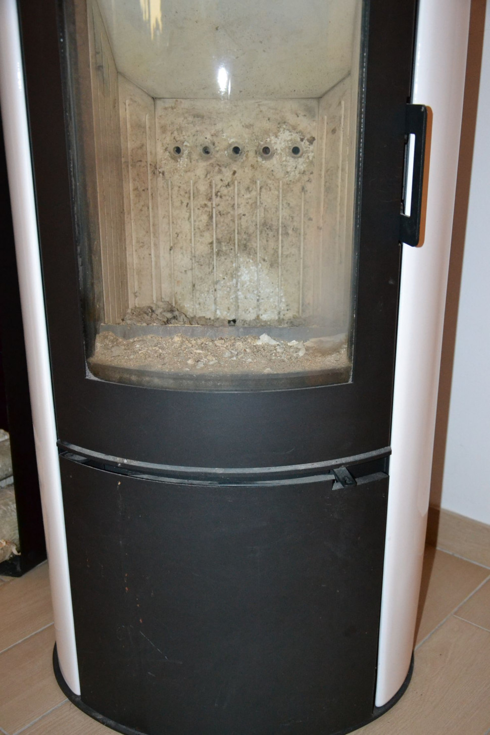 Komorę kozy grzewczej wyłożono materiałem akumulującym ciepło Acumotte