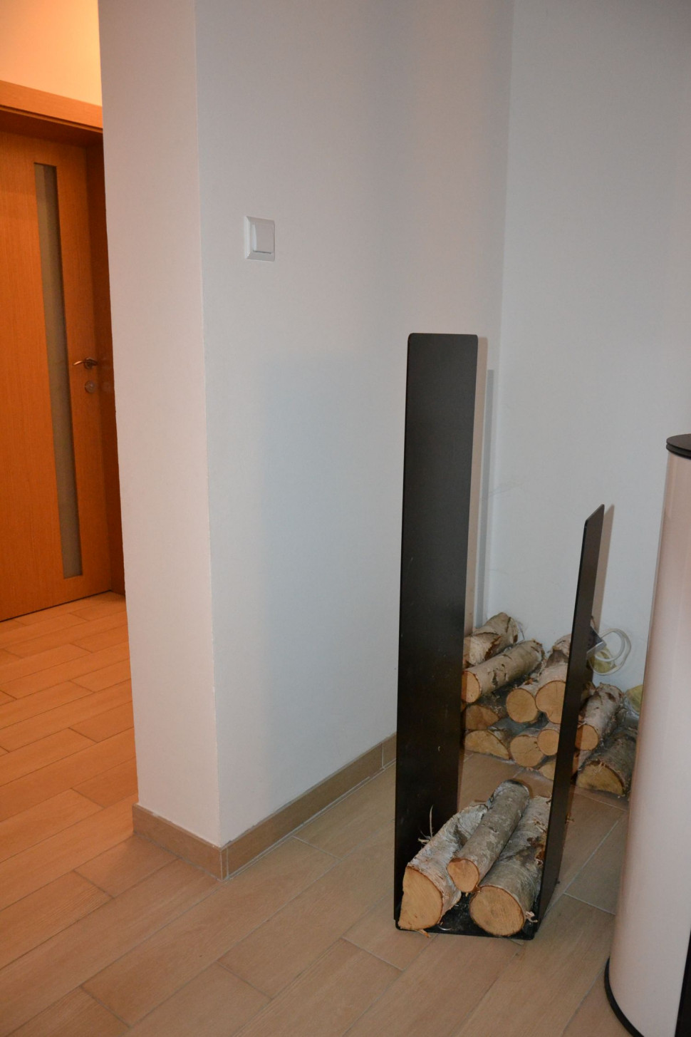 Nowoczesny pojemnik na drewno opałowe