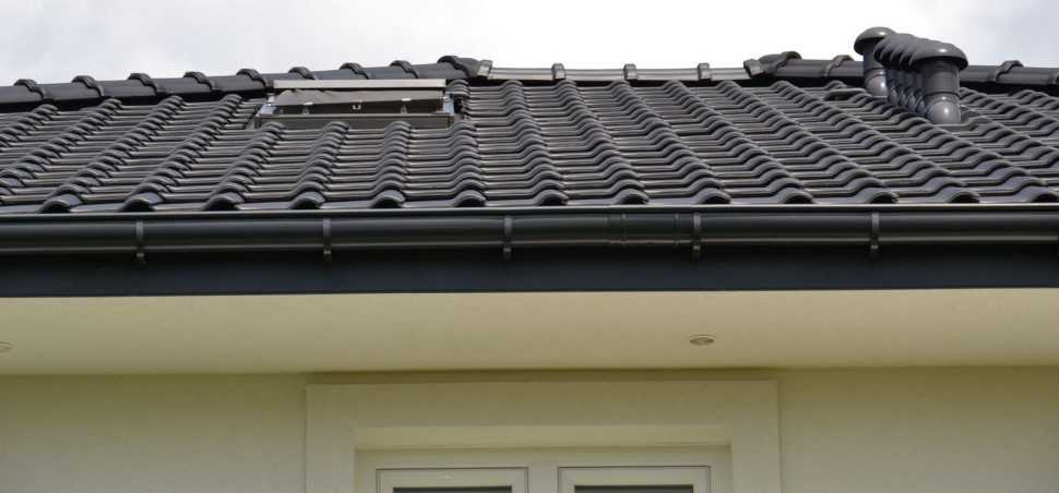 Markiza chowa się do kasety przykręconej do górnej ramy okna dachowego