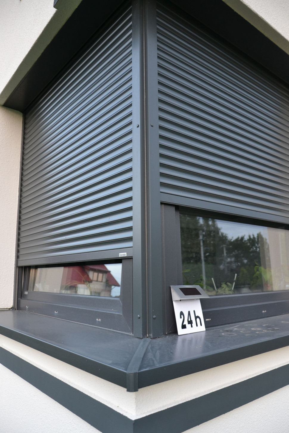 Na narożnym oknie założono dwie rolety