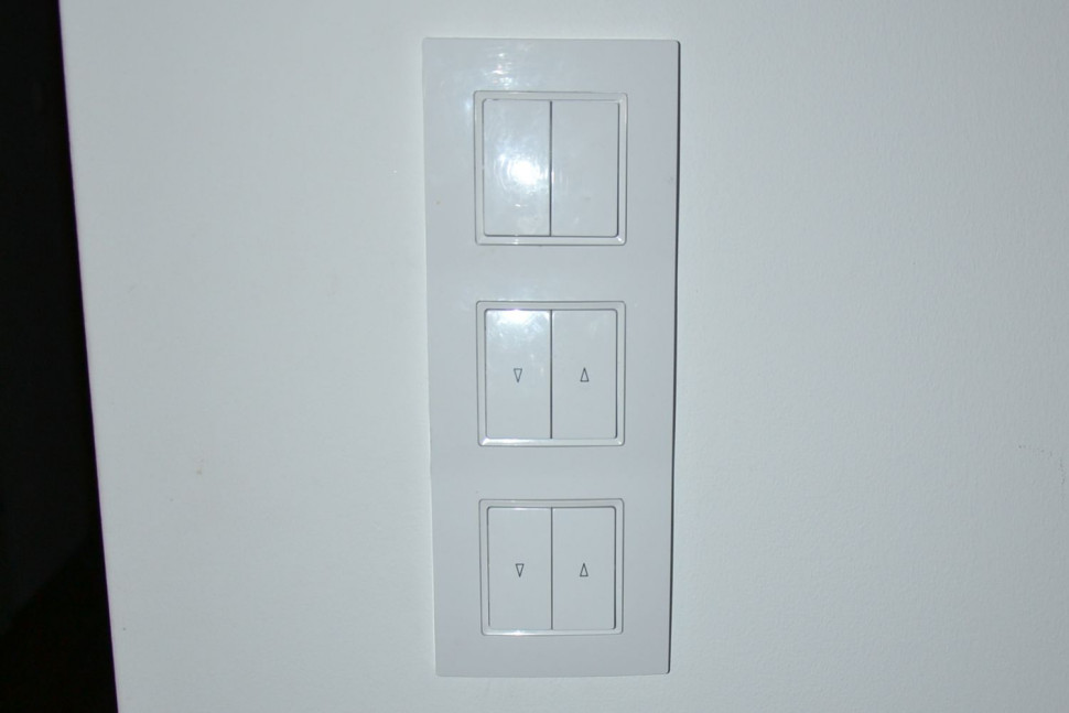 Łączniki klawiszowe do sterowania roletami zewnętrznymi