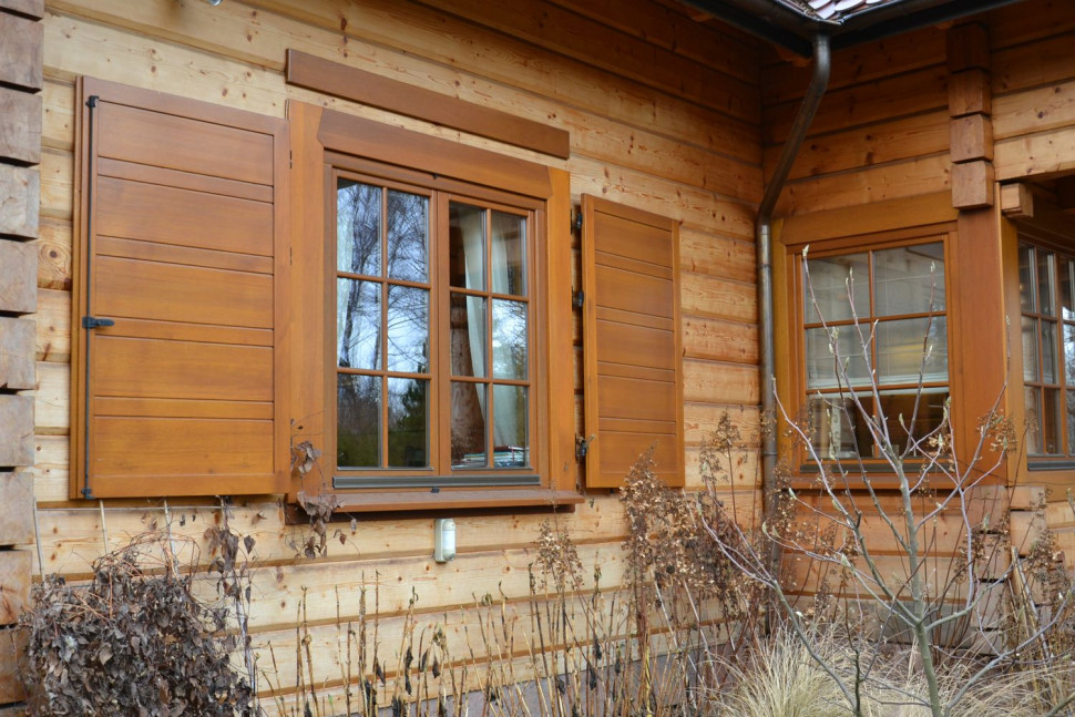 Drążkowy mechanizm zamykający na skrzydle okiennicy i element przytrzymujący na parapecie