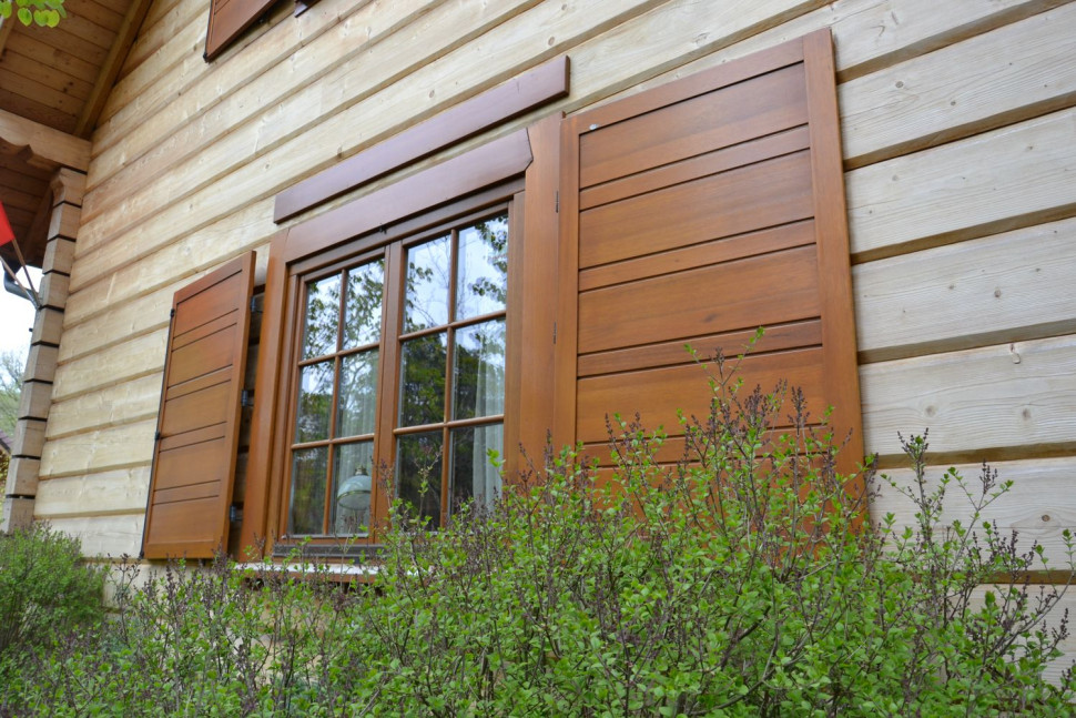 Skrzydła osłon i blokady przeciwwiatrowe przytwierdzono do ściany