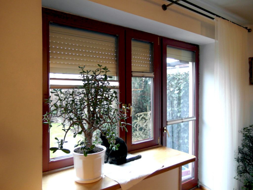 Skrzynki wchodzą w górne światło szyb i widać je od strony pomieszczeń