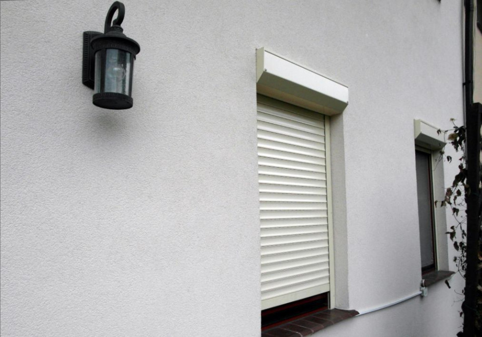 Przewody elektryczne do silników rolet pociągnięto po zewnętrznej stronie murów