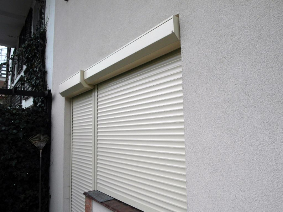 Na już osadzonych oknach zamontowano rolety elewacyjne, skrzynki i prowadnice.