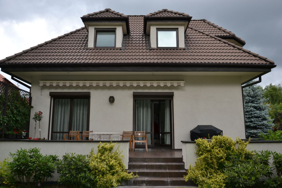 Podniesiony taras z zejściem do ogrodu