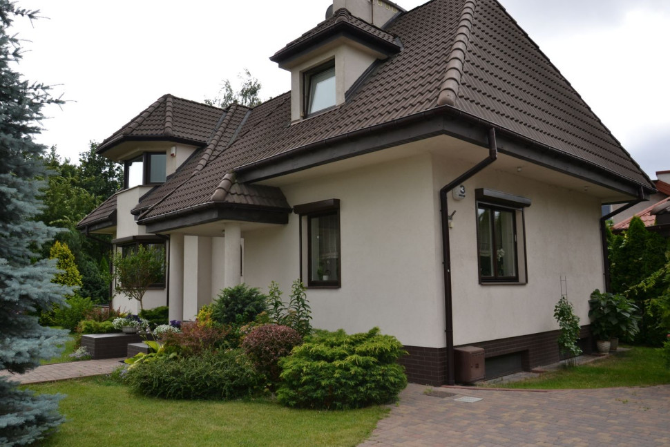 Widok na wejście do domu
