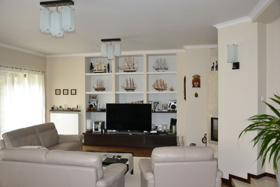 Salon znajduje się dwa stopnie niżej od reszty parteru