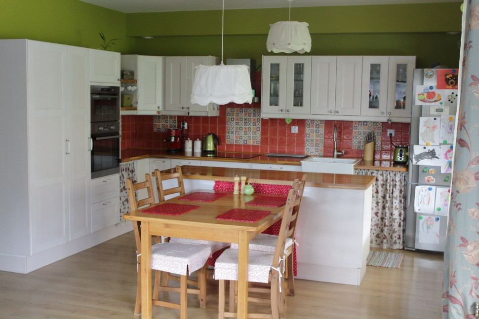 W kuchni drewniane są fronty szafek oraz blaty