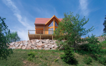 Jakie są wady i zalety budowy domu na działce ze spadkiem terenu?