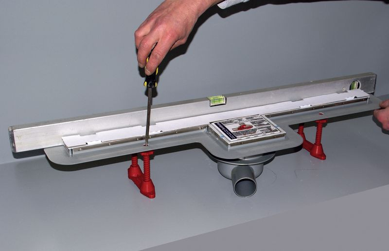 Wyregulowanie wysokości, na jakiej ma się znaleźć ruszt, ułatwią nóżki montażowe