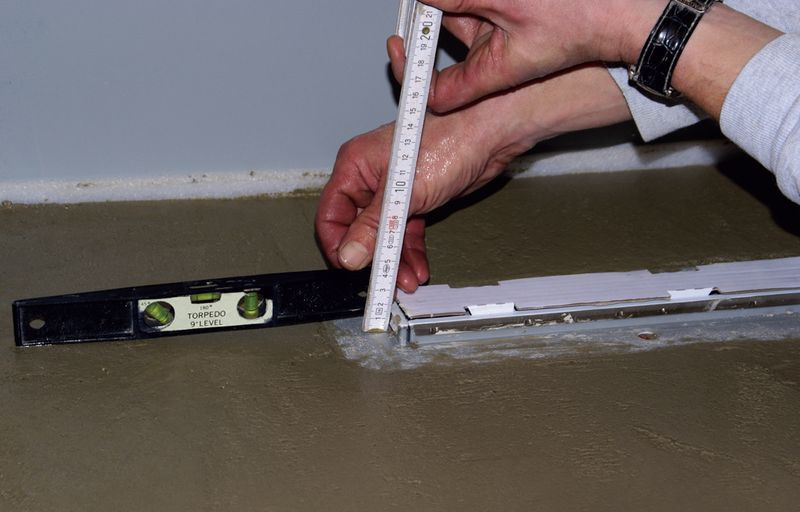 Podczas wykonywania pochyłości pamiętajmy, że 2,5% spadek oznacza obniżanie się powierzchni o 2,5 cm na każdy metr