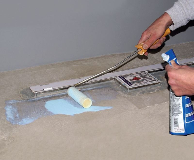 Uszczelnianie płynną folią. Bezpośrednio na zaizolowanej powierzchni można kłaść płytki