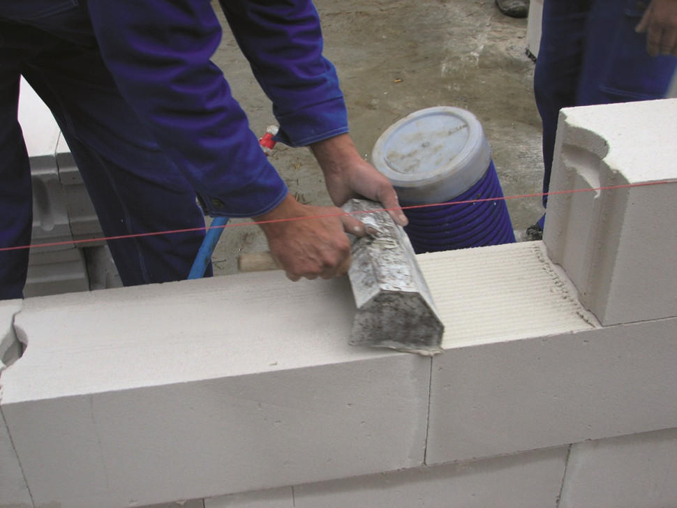 Murowanie ścian z betonu komórkowego na cienką spoinę