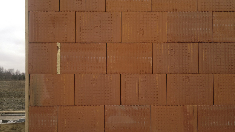 Ściana z pustaków ceramicznych łączonych na piankę poliuretanową
