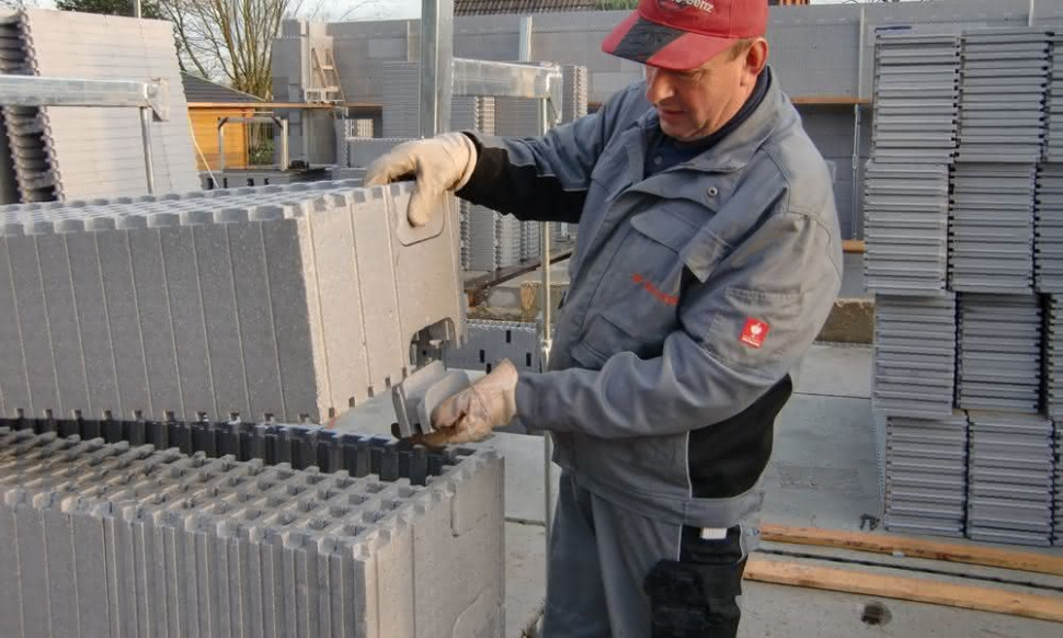 Budowa ściany zewnętrznej z izolujących elementów szalunkowych