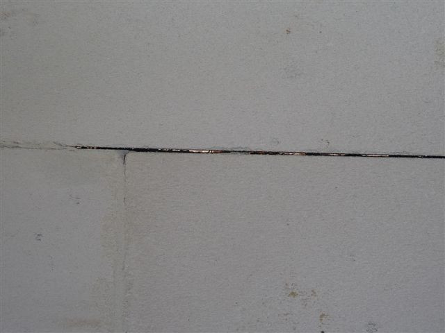 Ściany z betonu komórkowego - nieprawidłowe rozłożenie zaprawy w spoinie poziomej