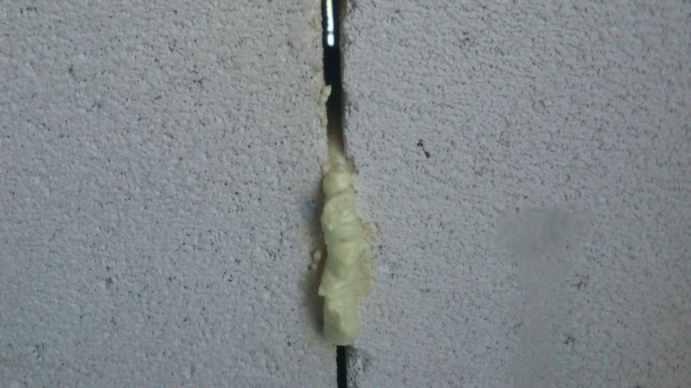 Ściany z betonu komórkowego - próba wypełnienia spoiny pionowej pianką