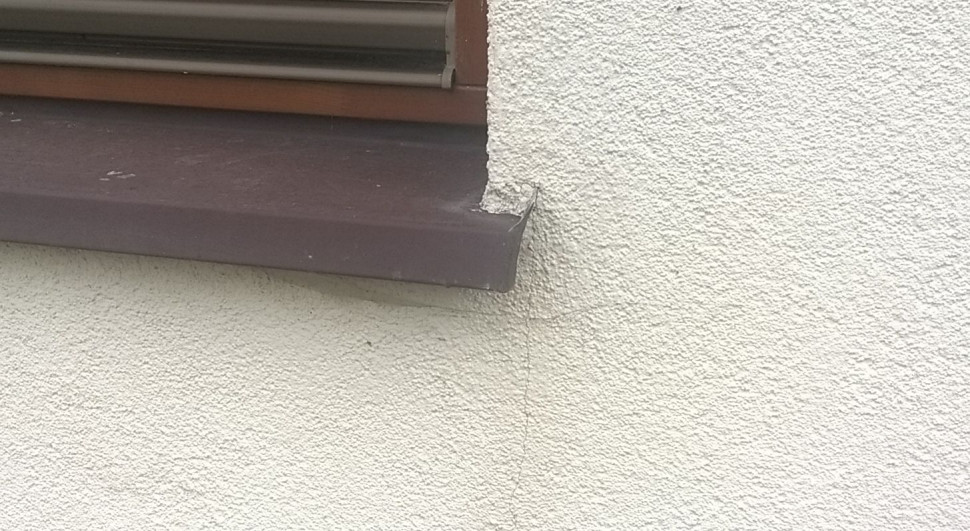 Brak zbrojenia w spoinie pod oknem oraz źle obsadzony parapet