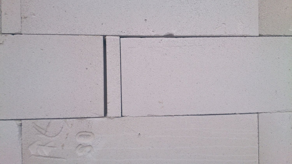 Ściany z betonu komórkowego - zbyt mały element wmurowany w ścianę