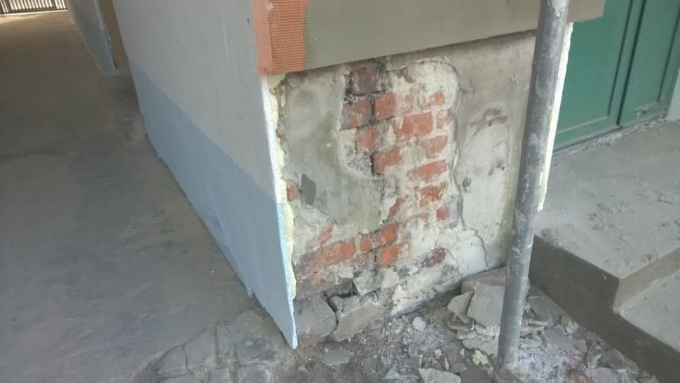 Źle przygotowana powierzchnia ścian i za cienka warstwa styropianu