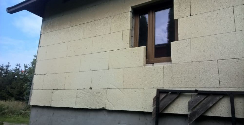Zostawione ocieplenie ze styropianu bez wykonanej warstwy zbrojącej