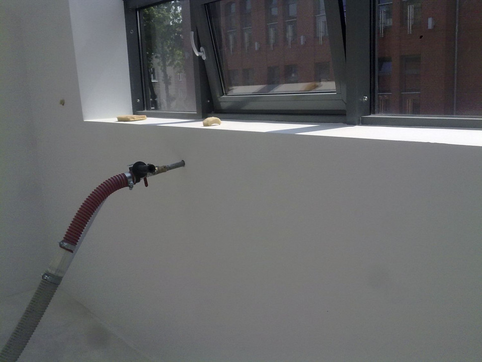 W metodzie wdmuchiwania materiał izolacyjny można wtłoczyć od wewnętrznej strony przegrody