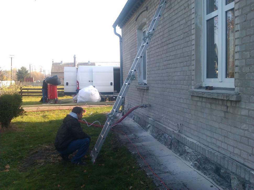 W metodzie wdmuchiwania materiał izolacyjny można wtłoczyć od wewnętrznej strony przegrody