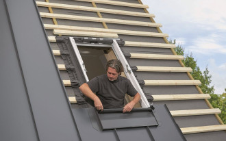 Nowy kołnierz VELUX EDQ do dachów krytych blachą na rąbek