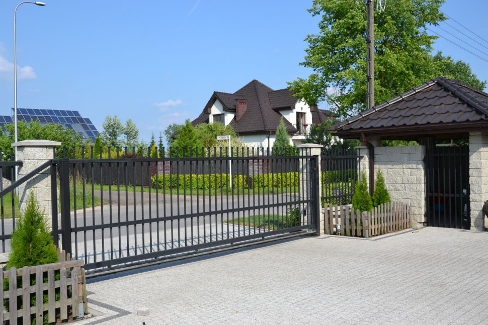 Zadaszony śmietnik przy ogrodzeniu