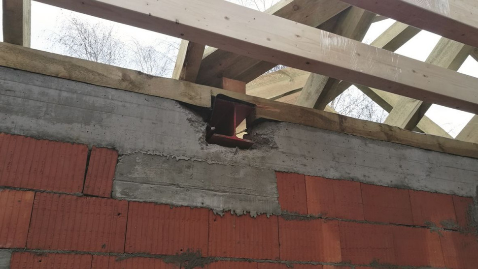 Błąd projektowy - niewłaściwe umiejscowienie belki stalowej, elementu więźby dachowej osłabiającego murłatę i wieniec