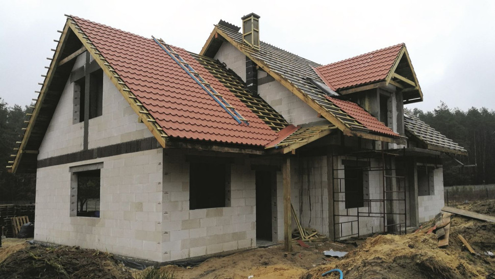 Poważny błąd projektowy. Różnica w wysokościach połaci jest na tyle mała, ze bardzo trudno będzie ocieplić część ściany pomiędzy nimi.