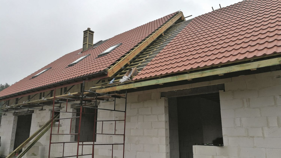 Poważny błąd projektowy. Różnica w wysokościach połaci jest na tyle mała, ze bardzo trudno będzie ocieplić część ściany pomiędzy nimi.