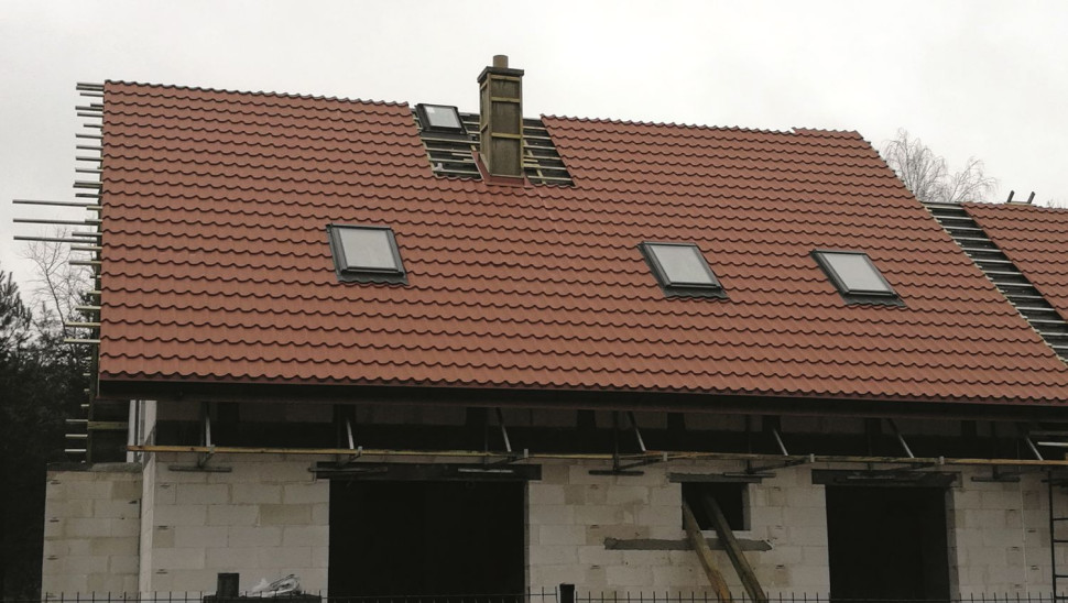 Wyłaz dachowy ulokowany zbyt wysoko. Sięga do kalenicy.