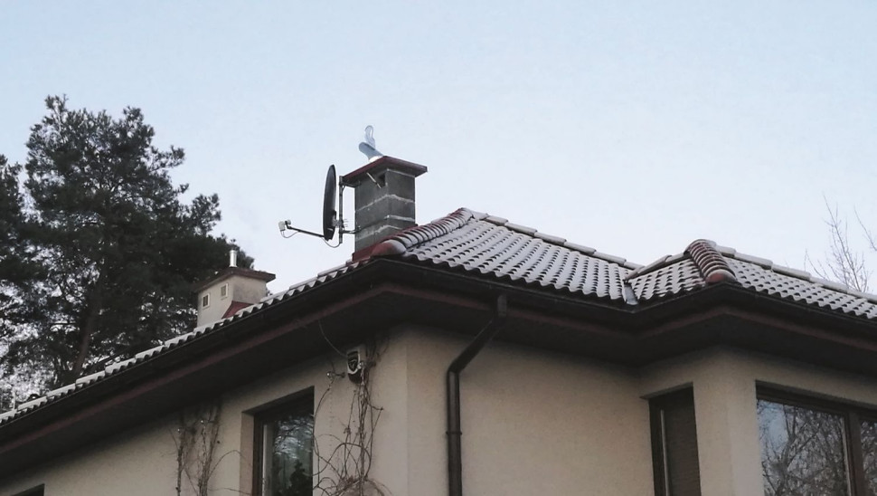 Konstrukcja więźby nie zachowuje prostoliniowości - najprawdopodobniej źle dobrano przekroje i krokiew narożna za mocno się ugięła.