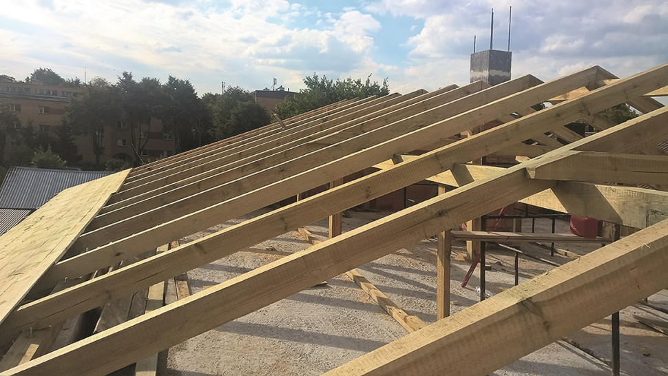 Zastosowanie elementów drewnianych niezabezpieczonych przed szkodnikami i ogniem.